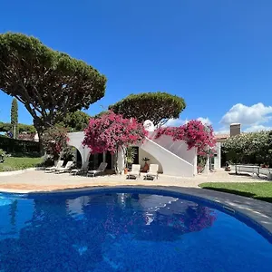 Villa Traditional 3 Bedroom With Great Pool In The Heart Of, Vale do Lobo